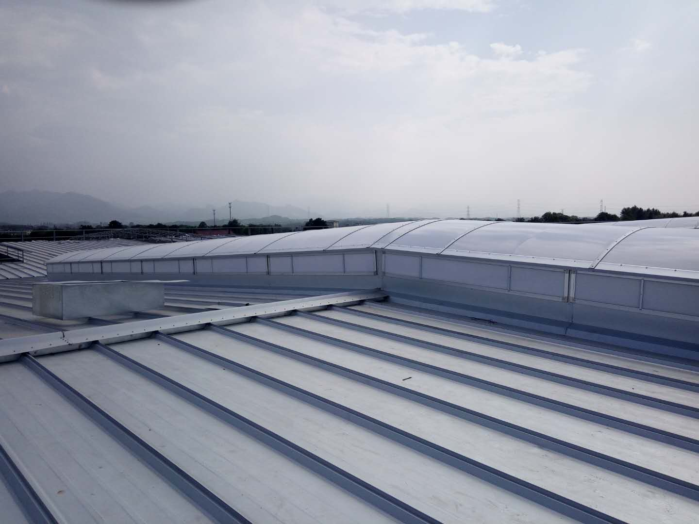 零跑汽車(chē)有限公司-圓拱形排煙天窗（跨屋脊）